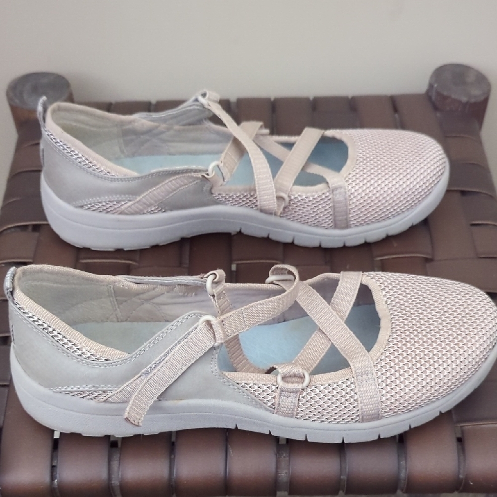 Baretraps Women's Beige Casual Shoes